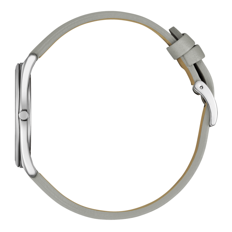 Sivukuva hopeisesta kellosta, jossa on harmaa nahkaranneke vihreällä taustalla.