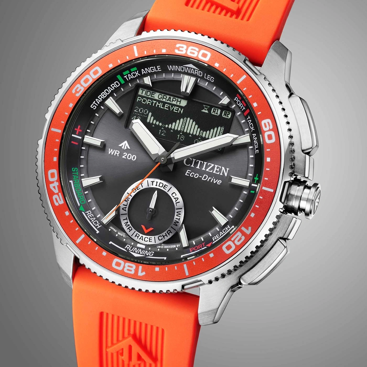 Lähikuva Citizen Eco-Drive -kellosta, jossa on oranssi ranneke ja yksityiskohtainen kellotaulu, vuorovesinäyttö ja kompassimerkinnät.