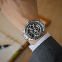 Citizen Attesa -kello ranteessa, harmaa puku, lähikuva, luksuskello, tyylikäs muotoilu